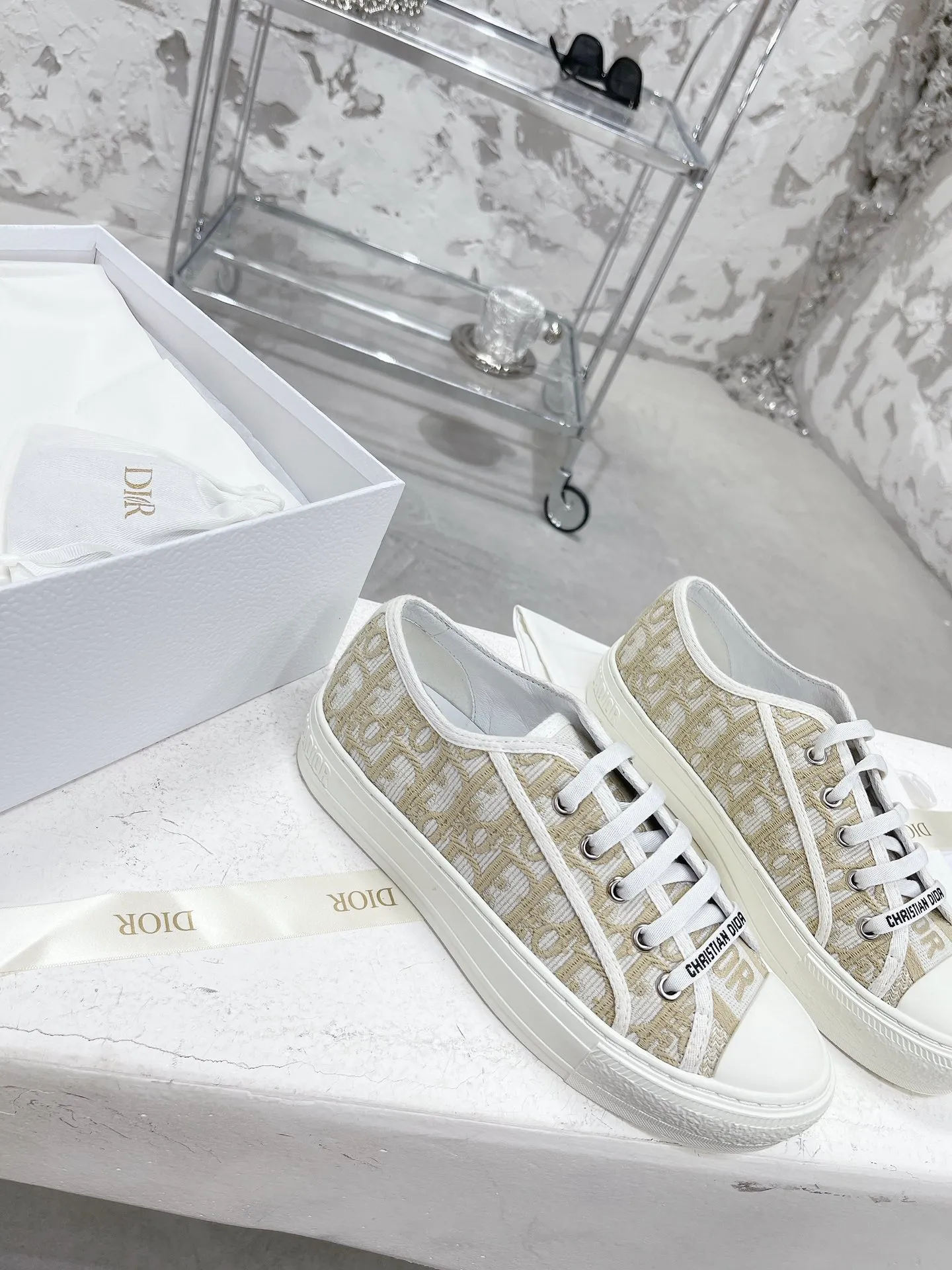 👟👟Ex-factory price 480👟👟 Women's Shoes Women's Clothing WALK N DIOR Embroidered Canvas Shoes Flat Casual Shoes Valentine's Day Limited Edition Sneaker Series Cotton Silk Double-sided Three-dimensional Embroidery, Authentic Stores Rush to Buy and Release Hot Style, Ins Star Internet Celebrity Concave Style Show.  All materials of this shoe are original molds, right down to the hardware, laces, outsole, 👟👟 ex-factory price U mid-pad... The upper fabric is made of double-sided pure cotton silk three-dimensional electric embroidery. Each style looks colorful, but it does not make it difficult to match clothes. The entire series is like a piece of handicraft, unique!  ▪️Inner lining: full-grain mixed sheep silk sheepskin ▪️Foot pads: imported cowhide of the same color, comfortable to the feet ▪️My last style is exactly the same as Z👟👟 ex-factory price, welcome to compare. My color matching is complete, and the counter has a full set of packaging. Code number: 35-40 (women's model 41 is custom-made and cannot be returned or exchanged)
